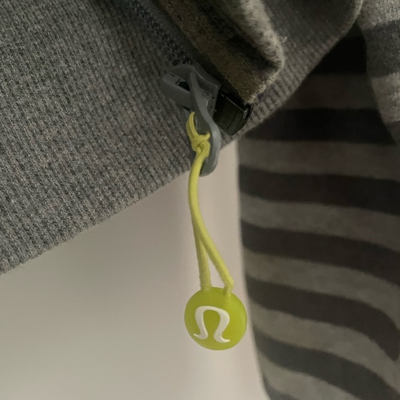 Lululemon grey striped scuba hoody. Size 6 - Picture 4 of 4